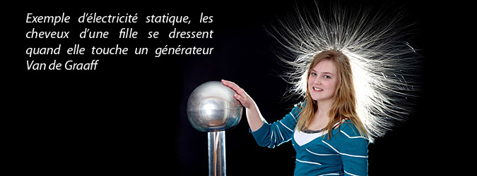 exemple d'électricité statique, les cheveux d'une fille se dressent quand elle touche un générateur Van de Graaff