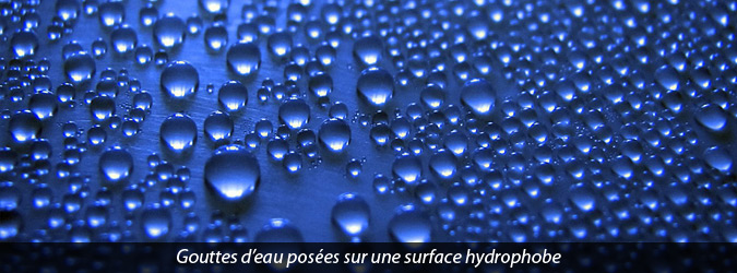 gouttes d'eau posées sur une surface hydrophobe
